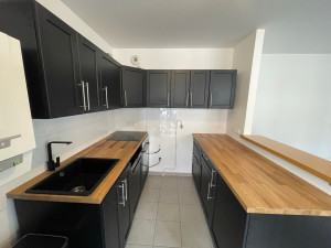 Photo de galerie - Montage d une cuisine IKEA complète avec découpe plan de travail pour l évier.