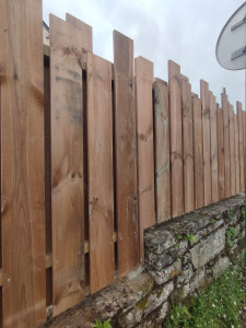 Photo de galerie - Montage palissade bois sur Muret pierre