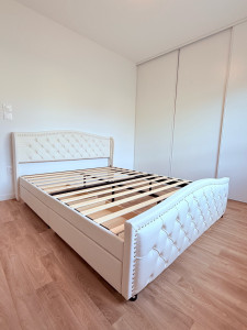 Photo de galerie - Un lit capitonnée avec 2 tiroirs 140/200 cm en blanc .