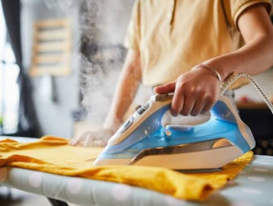 Photo de galerie - ? Repassage soigné Je propose le repassage de votre linge avec soin et rapidité. Travail propre, vêtements pliés et prêts à ranger.