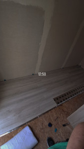 Photo de galerie - Début de pose de parquet stratifié flottant sur une bâche phonique 