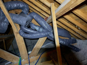 Photo de galerie - Installation complète d'une VMC avec pose du groupe d'extraction.   Raccordement des gaines de ventilation desservant les toilettes, la salle de bains et la cuisine.