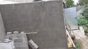 Photo de galerie - Construction d’un mur pour abris de jardin, pose du crépi traditionnel au mortier 0.2 puis finition au sable de quartz.