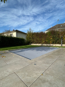 Photo de galerie - Nettoyage de volet de piscine et hivernage 