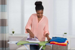 Photo de galerie - Repassage de vêtements délicats repassés à basse température et protégés par un linge fin. 