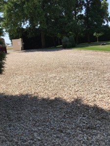 Photo de galerie - Cours en cailloux de rivière et compactage plaque vibrante 