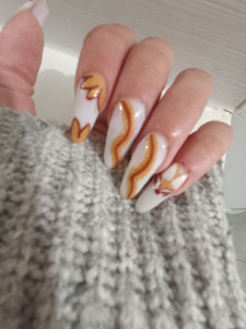 Photo de galerie - L'automne arrive et les Nail art avec prenez rendez-vous par message n'hésitez pas pose capsule gel-× gel blanc laiteux et Nail art au pinceaux 