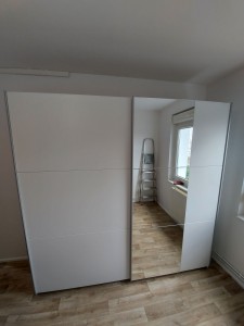 Photo de galerie - Montage d'une armoir avec porte coulissante  