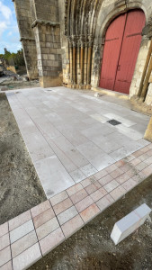 Photo de galerie - Pose de dalle devant une église dans le 89 