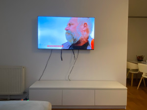 Photo de galerie - J'ai monté le meuble TV et j'ai fixé le téléviseur au mur.