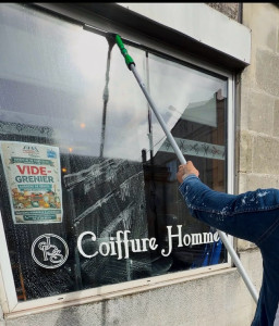 Photo de galerie - Nettoyage de vitres : résultat impeccable et sans traces ✨