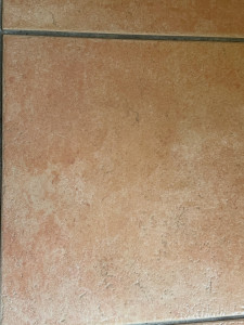 Photo de galerie - Restauration de carrelage carreau par carreau pour redonner vie et force à la pièce 
