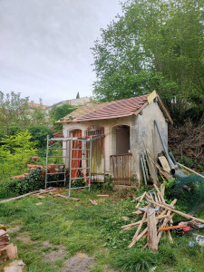 Photo de galerie - Rénovation totale d'une petite toiture en tuiles plate 
