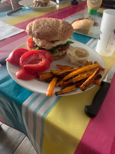Photo de galerie - Un burger avec des frites de carottes