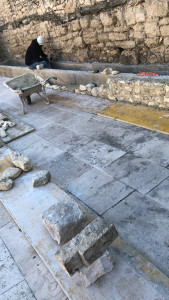 Photo de galerie - Réalisation d,une jardinière en béton armé et parement en pierre de pastouille plus jointement des pierres au mortier de chaux 