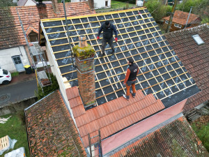 Photo de galerie - Voici les travaux réalisés par notre équipe de couverture, remplacement de chevron, remplacement de Lito, et remplacement de tuiles, ainsi que tous les accessoires de toiture