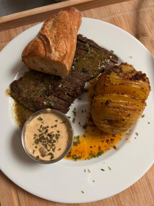 Photo de galerie - Pommes de terres hasselback steak de bœuf accompagné de la sauce aux champignons 