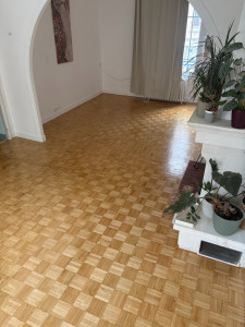 Photo de galerie -  Rénovation d’un parquet mosaïque  Ponçage complet du parquet existant, suivi d’une vitrification pour retrouver l’aspect naturel du bois tout en assurant une protection durable.  Un parquet ancien remis en valeur et une pièce beaucoup plus lumineuse. 