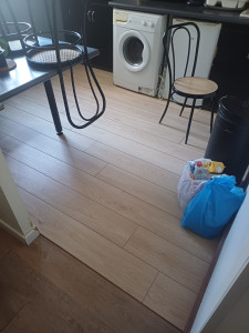 Photo de galerie - Pose d'un parquet dans une cuisine