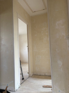 Photo de galerie - (égrenage, pose de sika) Préparation des murs d’un palier desservant chambres et salle de bain 