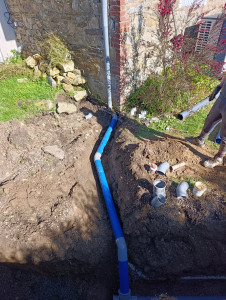 Photo de galerie - Pose tuyaux PVC pour du pluviale.