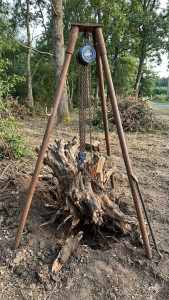 Photo de galerie - Bonjour je possède un arrache souche avec palan de 2T et élingues n hésiter pas si vous avez besoin d outils ou de main d œuvres. (tarière, broyeur de branche, rogneuse, motoculteur,debroussailleuse, taille haie. tout est disponible.