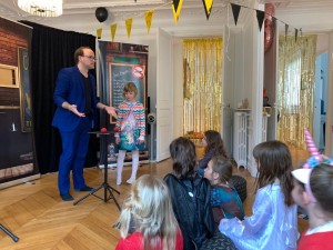 Photo de galerie - Anniversaire Enfant - Spectacle à domicile avec décor