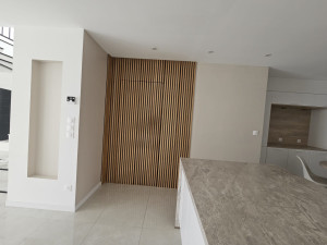 Photo de galerie - Peinture intérieur niche et mur chaque côté de la porte en bois