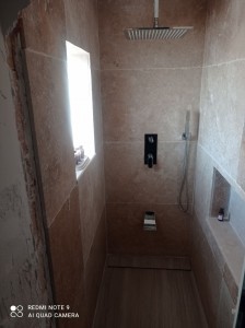 Photo de galerie - Réalisation d'une douche à l'italienne en travertin
