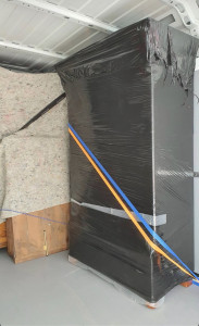 Photo de galerie - Nous les emballons avec du film plastique et les attachons afin qu’ils ne bougent pas et ne se cognent pas les uns contre les autres.
