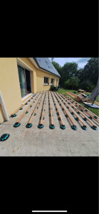 Photo de galerie - Pose des plots et traverse en bois 