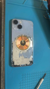 Photo de galerie - Réparation iPhone vitre arrière batterie écran connecteur de charge ect 