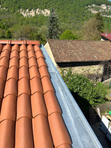 Photo de galerie - Rénovation toiture en tuile mécanique avec rive en zinc. 