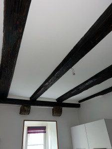 Photo de galerie - Mise en peinture d’un plafond avec poutres apparentes.