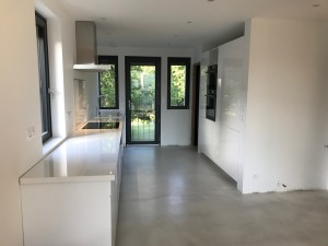 Photo de galerie - Phase finale de l’installation d’une cuisine ménagée et équipée dans une maison d’architecte de 1953. Avant la pose des meubles, il a fallu refaire toute l’installation électrique, l’isolation, les murs, le plafond, etc…