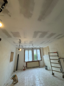 Photo de galerie - Pose placo BA13 mur et plafond avec enduit complet 