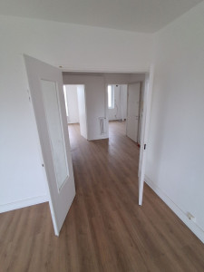 Photo de galerie - Pose d'un parquet flottant.