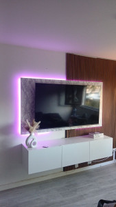 Photo de galerie - -Montage meuble + pose
-Pose tasseaux
-Pose panneau + néon 
-Pose télé au mur