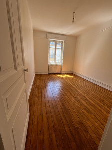 Photo de galerie - Rénovation complète des plafonds, des murs, polissage et peinture des planchers et des portes en bois,