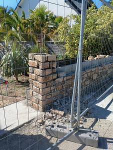 Photo de galerie - RÉALISATION D'UN MUR EN PIERRES AVEC POTEAUX 