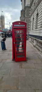 Photo de galerie - A red telephone box, so British....

