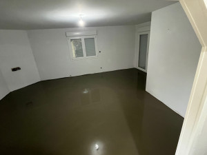 Photo de galerie - Avant la pose d’un jolie sol , nous procédons à un ragréage dans un salon 