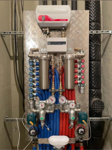 Photo de galerie - Installation complète du réseau de plomberie et des collecteurs. Distribution de l’eau chaude et froide réalisée avec soin pour assurer un fonctionnement fiable, un entretien facile et une finition propre.