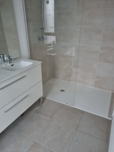 Photo de galerie - Appareillage salle de bain : Équipé et posé - Meuble double vasques, miroir, paroi de douche, colonne de douche, robinetterie et finition