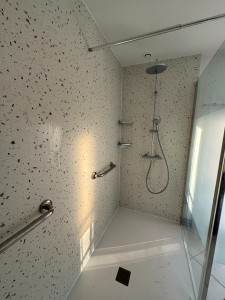 Photo de galerie - Remplacement d' une baignoire par une grande douche sécurisée 2000x1000 mm , Panneaux habillage Terrazo , colonne de douche Hansgrohé, receveur extra plat Antiderapant 