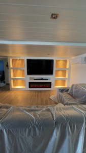 Photo de galerie - Meuble télé en Placo, avec cheminée électrique encastré, fond, tasseaux, stratifié chaîne avec les spots