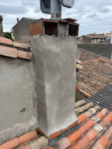 Photo de galerie - Traitement de l’étanchéité de la cheminée à l’aide d’un produit Sika, avec finition en enduit gris Parexlanko