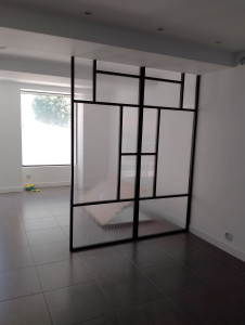 Photo de galerie - Une petite séparation avec un paravent en bois 