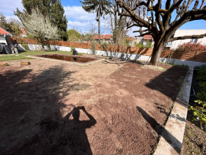 Photo de galerie - Aménagement du jardin préparation de la terre avant la pose des rouleaux naturels 