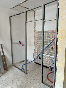 Photo de galerie - Installation d'une cloison de séparation chambre/salle de bain